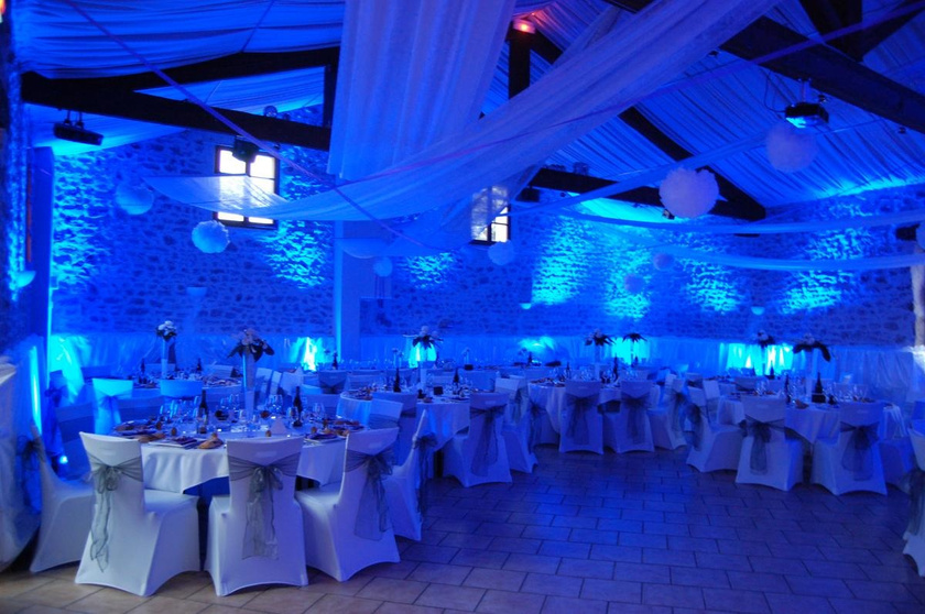 Mise en lumière architecturale d'une salle de mariage avec 10 projecteurs LED par le DJ Event40