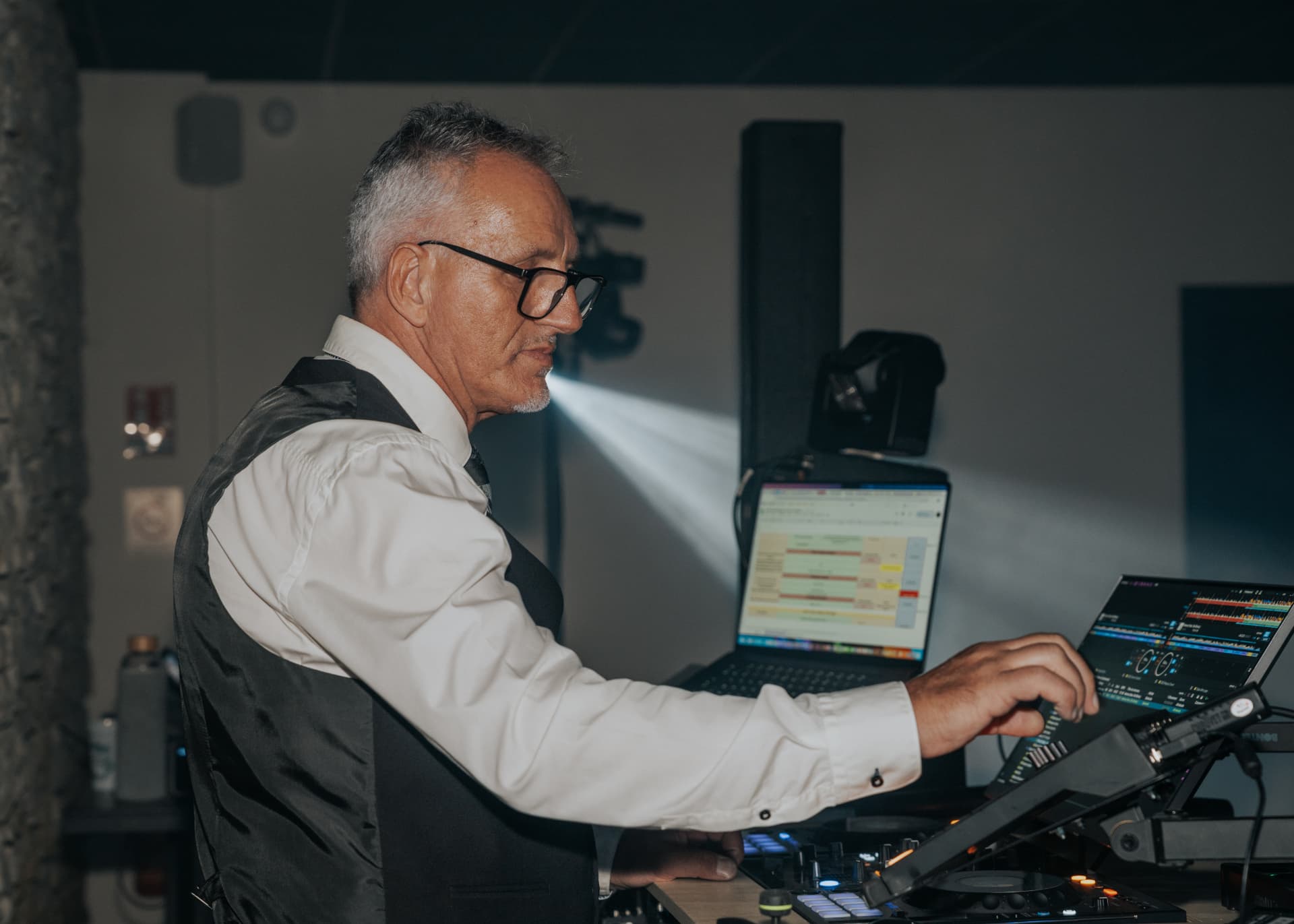 Didier Delacourt, DJ Event40, aux platines lors d'un mariage dans les Landes
